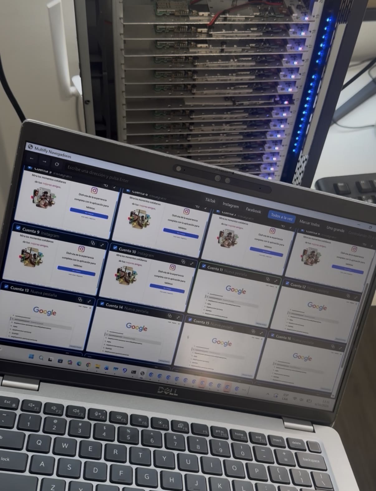 Laptop con muchas cuentas abiertas a la vez, delante de un rack de equipos