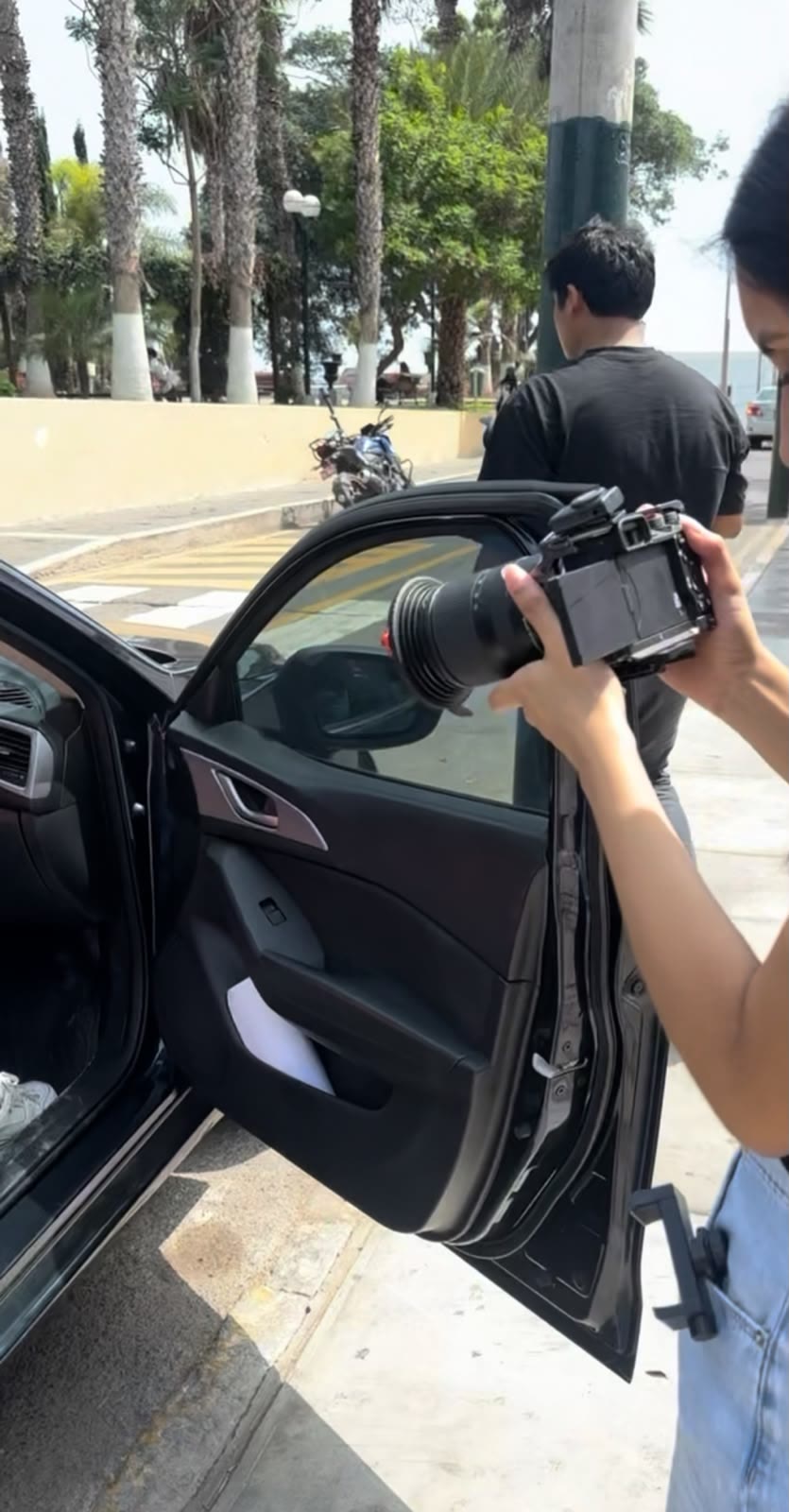 Grabación en la calle con cámara junto a un auto